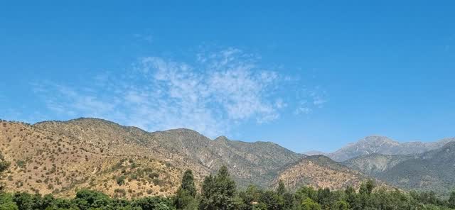 Cerros de la zona central bajo un cielo azul con nubes altas