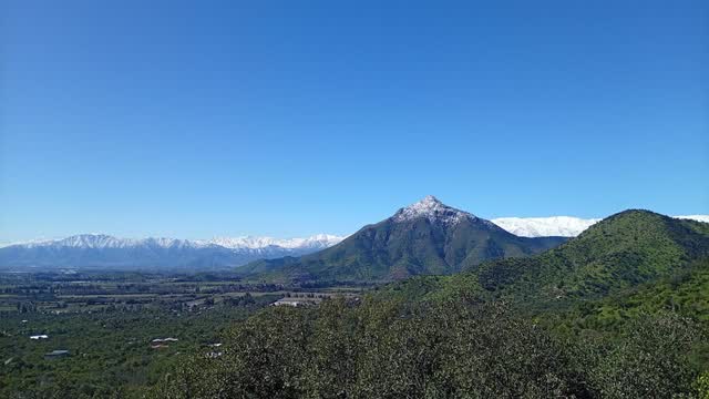 Cerro nevado dominando el valle con la cordillera al fondo