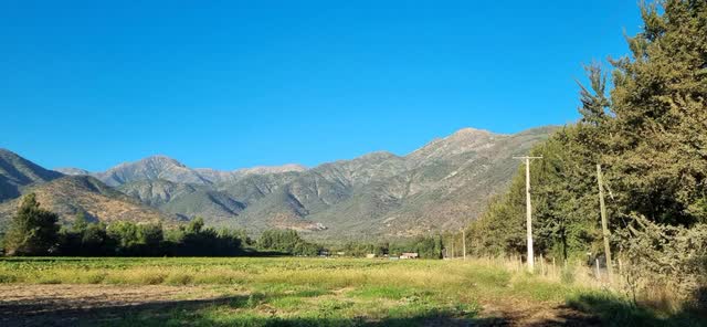 Terrenos de cultivo al pie del cordón montañoso