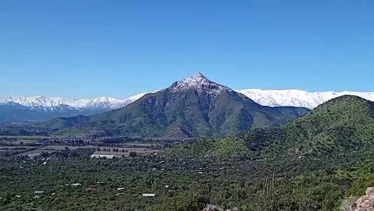Vista panorámica del cerro y la cordillera nevada sobre el valle
